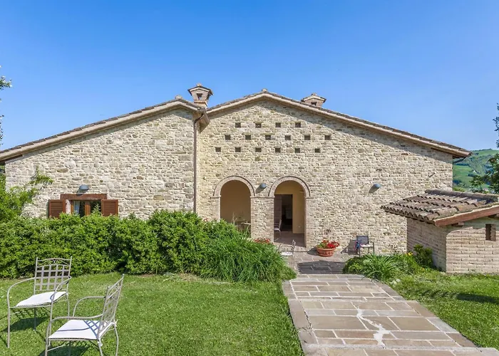 Beautiful Villa In Belforte All Isauro With Swimming Pool